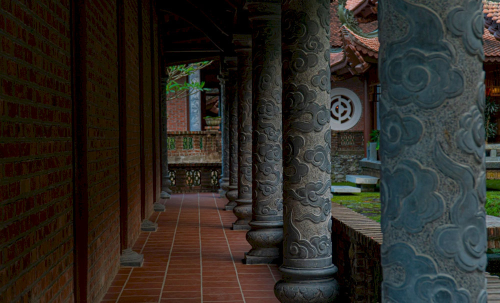 Hoa văn tinh xảo chạm khắc trên cột chùa